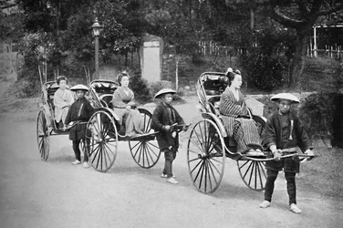 Dames japonaises en pousse-pousse tirés par des coolies, 1902