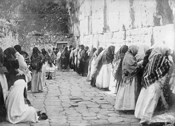 Jérusalem, au Mur des Lamentations un vendredi, vers 1909-1910 (photo n/b)