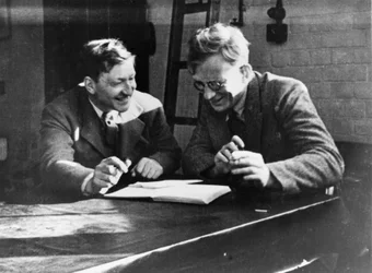 John Cockcroft et George Gamow, v. 1930