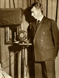 John Logie Baird regardant la première pièce télévisée, 14 juillet 1930, 1935