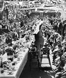 Fête du thé du jubilé pour les enfants à Orville Road, Battersea, Londres, 1935