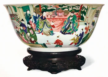 Bol Famille Verte de la période Kangxi avec une scène de la cour impériale, chinois, vers 1705