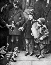 Vendeur de jouets au bord du trottoir, Holborn, Londres, 1926-1927
