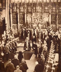 Le roi Édouard VIII répand de la terre sur le cercueil de son père, 1936