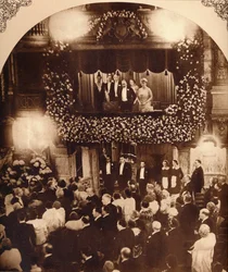 Le roi George V et la reine Mary à une représentation royale, années 1920 ou 1930, 1935