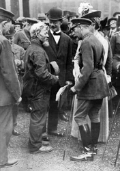 Le roi George V et la reine Mary avec un charpentier de marine, Birkenhead, Première Guerre mondiale, 1914-1918