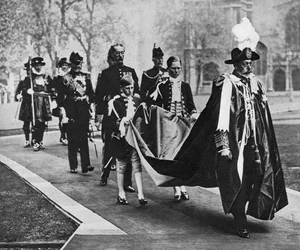 Le roi George V dans ses robes en tant que souverain de l