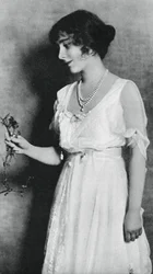Lady Elizabeth Bowes-Lyon avec un œillet rouge, 1923, 1937