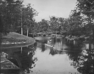 Petit lac dans les jardins de la maison des soldats, Milwaukee, vers 1897