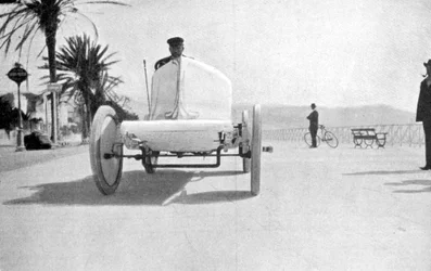 Léon Serpollet dans sa voiture à vapeur Gardner-Serpollet, Nice, 1903
