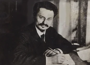 Léon Trotsky à son bureau, début des années 1920