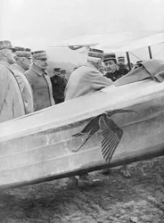 Lieutenant Georges Guynemer rencontrant des généraux français, 19 février 1917
