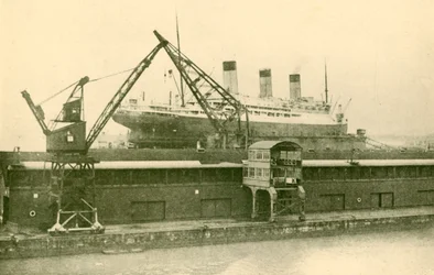 Lever un majestueux 56 551 tonnes dans le dock flottant à Southampton, vers 1930