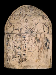 Stèle en calcaire représentant le culte des chats divins de Rê et Atoum, XIXe dynastie vers 1292-1190 av. J.-C.