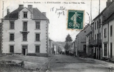 Limousin, Corrèze (19), Eygurande : vue de la Place de l