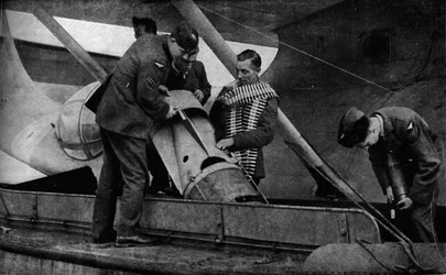 Chargement de bombes sur un avion de la RAF pendant la Seconde Guerre mondiale, vers 1940-1943