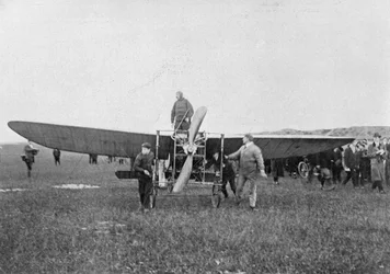 Louis Blériot sur le point de réaliser le premier vol réussi à travers la Manche, 1909