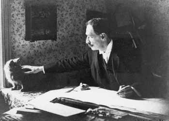 Louis Wain à sa table de dessin, années 1890