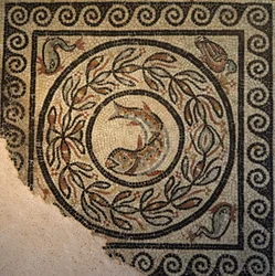 Lyon, région Auvergne-Rhône-Alpes, département du Rhône. 69000. Mosaïque de Choulans, découverte en 1967. Représentant un poisson