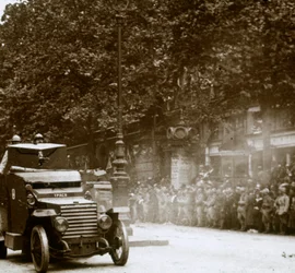 Mitrailleuse montée dans un véhicule blindé, défilé de la victoire, vers 1918
