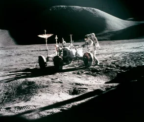 Vol spatial habité, USA, Apollo 15 astronaute Apollo 15 James Irwin, avec le Lunar Rover