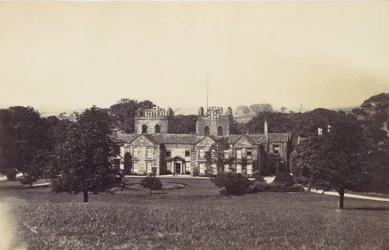 Manoir avec deux tours vu des jardins