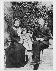 Marie et Pierre Curie, physiciens, 1904