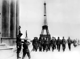Membres de la SS visitant la Tour Eiffel, Paris, juillet 1940