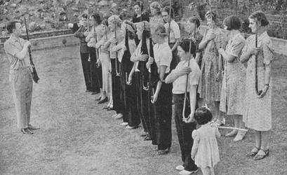 Membres du Corps de défense volontaire des femmes s