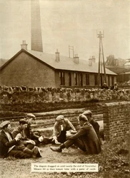 Mineurs jouant aux cartes pendant la grève générale, Grande-Bretagne, 1926