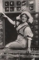 Mlle Isabel Jay, 1879-1927, comme Christine dans Cher Petit Danemark, vers 1909