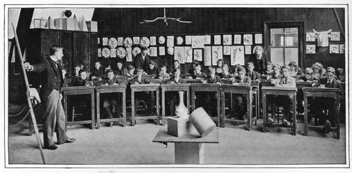 Cours de dessin dans une école supérieure, Londres, vers 1900-1901