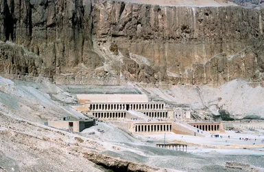 Temple mortuaire de la reine Hatchepsout, Dayr al-Bahri, Égypte, vers 1457 av. J.-C.