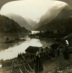 Lac Loen entouré de montagnes - beauté et grandeur inégalées - depuis la ferme Seten, Norvège, vers 1905