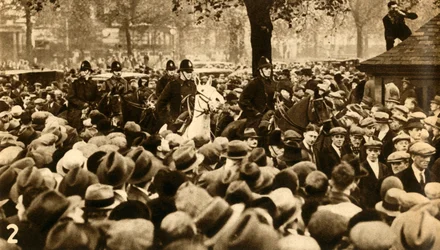 Policiers à cheval et manifestants, manifestations contre le test de ressources, Hyde Park, Londres, 1932, 1933