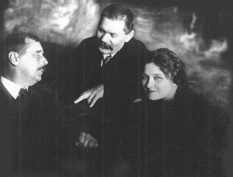 Moura Budberg avec Herbert George Wells et Maxim Gorky à Petrograd, 1920