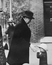 M. Churchill assistant à une réunion du Cabinet pendant la grève générale de 1926, 1926, 1945