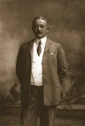 M. H J King, 1911