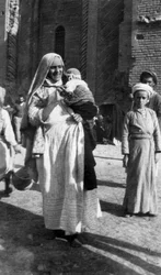 Femme musulmane et enfant, Irak, 1917-1919