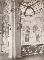 Bibliothèque nationale : un coin de la galerie donnant sur la salle de lecture publique, 1914