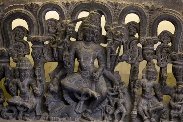 Musée national, New Delhi. Linteau représentant la trinité (Brahma, Vishnou et Shiva). Kakatiya