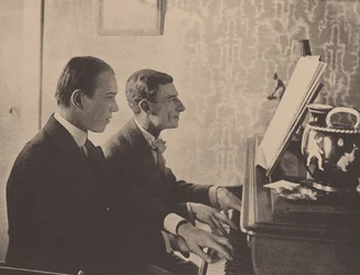 Nijinsky et Maurice Ravel au piano jouant une partition de Daphnis et Chloé