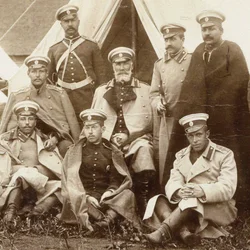 Nikolai Nikolaevich, prince Odoevsky-Maslov au milieu avec les officiers de la Garde de Vie Cava