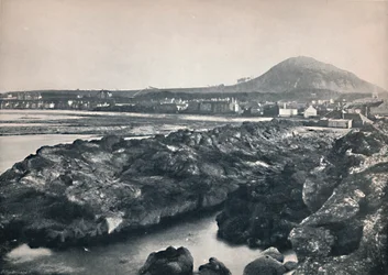 North Berwick - Depuis les rochers, montrant North Berwick Law, 1895