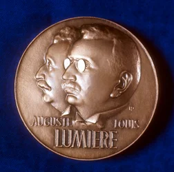 Avers de la médaille commémorant 50 ans de cinématographie par les frères Lumière, 1945