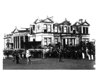 Old Tom Morris devant le Clubhouse du Old Course à St Andrews en Écosse, vers 1900