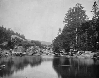 Sur la rivière Ammonoosuc, Montagnes Blanches, New Hampshire, vers 1897
