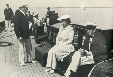 Sur le Britannia avec le roi George et Sir Charles Cust, vers 1920