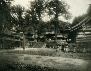 Un des nombreux temples à Nikko, Japon, site de pèlerinage des sanctuaires sacrés, 1936