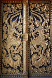 Porte de temple ornée à Wat Chedi Luang, Chiang Mai, Thaïlande